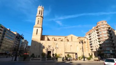 VALENCIA, İspanya - 2 Şubat 2024: İspanya Mimarisi 2 Şubat 2024 tarihinde İspanya 'nın Valencia kentindeki kamu ticari ve tarihi caddelerde