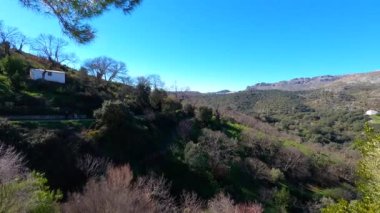 Genal Vadisi 'nin panoramik sonbahar manzarası, Sierra de las Nievas Ulusal Parkı, Endülüs, İspanya