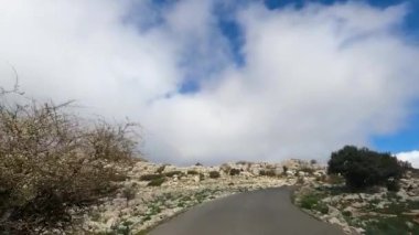 Antequerra Ulusal Parkı 'na giden yol, kireçtaşı kaya oluşumları ve Endülüs, Malaga, İspanya' daki alışılmadık karst yapılarıyla tanınıyor..
