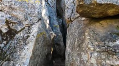Torcal de Antequerra Ulusal Parkı 'nda yürüyüş, kireçtaşı kaya oluşumları ve Endülüs, Malaga, İspanya' da alışılmadık karst şekilleriyle tanınan.