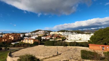 FUENGIROLA, İspanya - 17 Şubat 2024 'te İspanya' nın Fuengirola kentindeki Sohail kalesinden sabah panoramik manzara