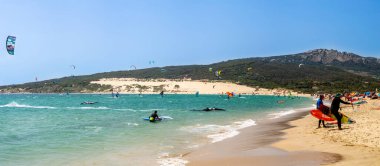 TARIFA, İspanya - 25 Mayıs 2024: Valdevaqueros plajında uçurtma, Tarifa 'da Cebelitarık Boğazı 25 Mayıs 2024