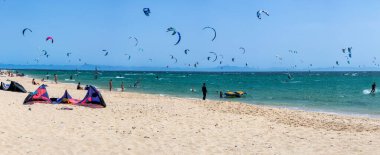 TARIFA, İspanya - 25 Mayıs 2024: Valdevaqueros plajında uçurtma, Tarifa 'da Cebelitarık Boğazı 25 Mayıs 2024