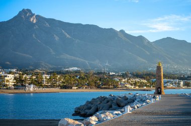 BANUS, İspanya - 16 Mart 2024: Banus, Marbella, İspanya 'da gün doğumunda yat marinası