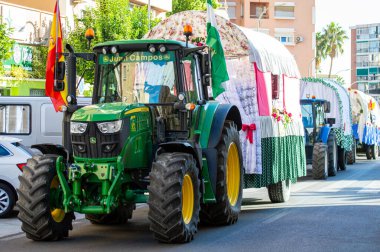 TORREMOLINOS, SPAIN - 24 Eylül 2023: 24 Eylül 2023 tarihinde İspanya 'nın Torremolinos kentindeki fuarın ilk günü olarak geleneksel San Miguel Romeria (Romeria de San Miguel) festivalinde hacılar