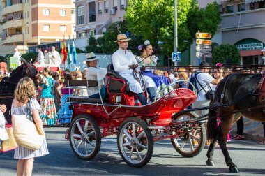 TORREMOLINOS, SPAIN - 24 Eylül 2023: 24 Eylül 2023 tarihinde İspanya 'nın Torremolinos kentindeki fuarın ilk günü olarak geleneksel San Miguel Romeria (Romeria de San Miguel) festivalinde hacılar