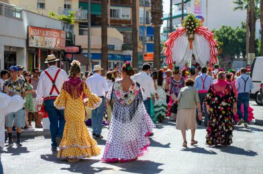 TORREMOLINOS, SPAIN - 24 Eylül 2023: 24 Eylül 2023 tarihinde İspanya 'nın Torremolinos kentindeki fuarın ilk günü olarak geleneksel San Miguel Romeria (Romeria de San Miguel) festivalinde hacılar