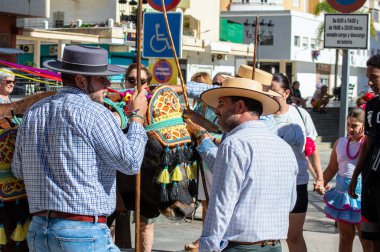 TORREMOLINOS, SPAIN - 24 Eylül 2023: 24 Eylül 2023 tarihinde İspanya 'nın Torremolinos kentindeki fuarın ilk günü olarak geleneksel San Miguel Romeria (Romeria de San Miguel) festivalinde hacılar