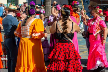 TORREMOLINOS, SPAIN - 24 Eylül 2023: 24 Eylül 2023 tarihinde İspanya 'nın Torremolinos kentindeki fuarın ilk günü olarak geleneksel San Miguel Romeria (Romeria de San Miguel) festivalinde hacılar