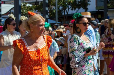 TORREMOLINOS, SPAIN - 24 Eylül 2023: 24 Eylül 2023 tarihinde İspanya 'nın Torremolinos kentindeki fuarın ilk günü olarak geleneksel San Miguel Romeria (Romeria de San Miguel) festivalinde hacılar