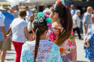 TORREMOLINOS, SPAIN - 24 Eylül 2023: 24 Eylül 2023 tarihinde İspanya 'nın Torremolinos kentindeki fuarın ilk günü olarak geleneksel San Miguel Romeria (Romeria de San Miguel) festivalinde hacılar