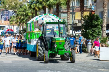 TORREMOLINOS, SPAIN - 24 Eylül 2023: 24 Eylül 2023 tarihinde İspanya 'nın Torremolinos kentindeki fuarın ilk günü olarak geleneksel San Miguel Romeria (Romeria de San Miguel) festivalinde hacılar