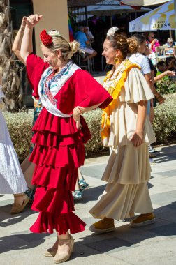 TORREMOLINOS, SPAIN - 24 Eylül 2023: 24 Eylül 2023 tarihinde İspanya 'nın Torremolinos kentindeki fuarın ilk günü olarak geleneksel San Miguel Romeria (Romeria de San Miguel) festivalinde hacılar