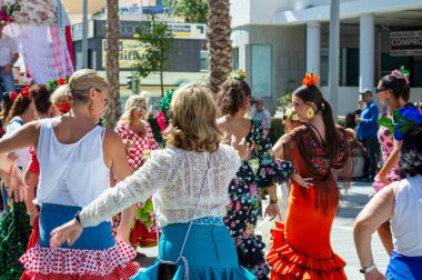 TORREMOLINOS, SPAIN - 24 Eylül 2023: 24 Eylül 2023 tarihinde İspanya 'nın Torremolinos kentindeki fuarın ilk günü olarak geleneksel San Miguel Romeria (Romeria de San Miguel) festivalinde hacılar