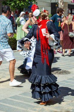 TORREMOLINOS, SPAIN - 24 Eylül 2023: 24 Eylül 2023 tarihinde İspanya 'nın Torremolinos kentindeki fuarın ilk günü olarak geleneksel San Miguel Romeria (Romeria de San Miguel) festivalinde hacılar