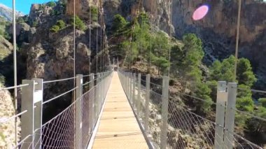 Alman nehri üzerinden Colgante Köprüsü 'ne (Puente Colgante El Saltillo) yürüyüş yolu, Sierra Tejeda, İspanya