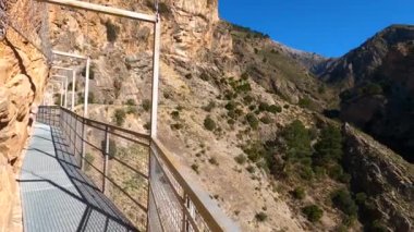 Alman nehri üzerinden Colgante Köprüsü 'ne (Puente Colgante El Saltillo) yürüyüş yolu, Sierra Tejeda, İspanya