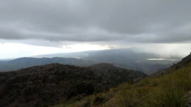 Fırtına gününde Maroma tepesine doğru yürüyüş yolunda sis ve bulutlar, Sierra Tejeda, İspanya 
