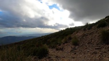 Fırtına gününde Maroma tepesine doğru yürüyüş yolunda sis ve bulutlar, Sierra Tejeda, İspanya 
