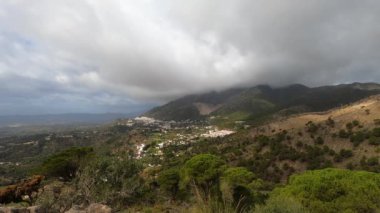 Mijas ve Funegirola, Endülüs, Malaga, İspanya üzerinde yağmur bulutları