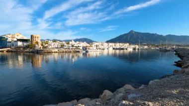 BANUS, İspanya - 16 Mart 2024: Banus, Marbella, İspanya 'da gün doğumunda yat marinası