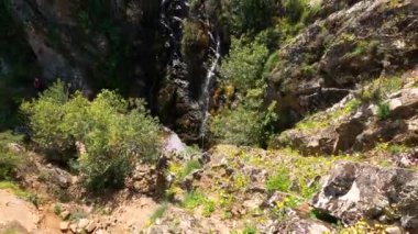 Caballos nehri üzerindeki şelalelere doğru yürüyüş yolu Tolox, Malaga, İspanya 'daki Sierra de la Nieves Ulusal Parkı