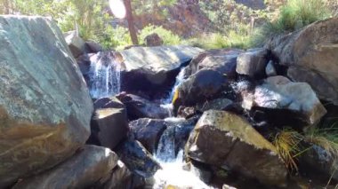 Caballos nehri üzerindeki şelalelere doğru yürüyüş yolu Tolox, Malaga, İspanya 'daki Sierra de la Nieves Ulusal Parkı