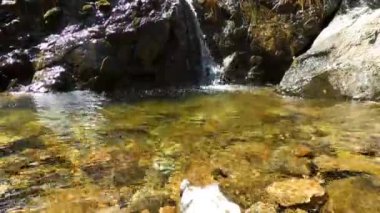 Caballos nehri üzerindeki şelalelere doğru yürüyüş yolu Tolox, Malaga, İspanya 'daki Sierra de la Nieves Ulusal Parkı