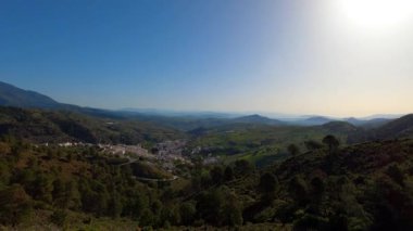 Caballos nehri üzerindeki şelalelere kadar olan yürüyüş yolundan panoramik manzara, Tolox, Malaga, İspanya 'daki Sierra de la Nieves Ulusal Parkı
