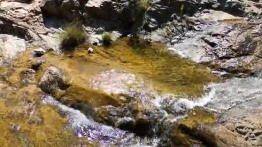 Caballos nehri üzerindeki şelalelere doğru yürüyüş yolu Tolox, Malaga, İspanya 'daki Sierra de la Nieves Ulusal Parkı