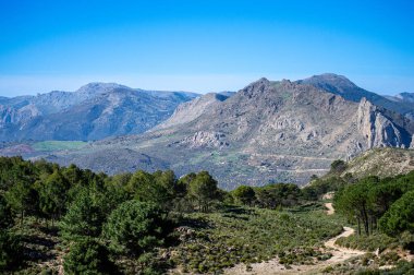 Maroma Tepesi, Sierra Tejeda, İspanya 'ya yürüyüş parkurunun panoramik görüntüsü 