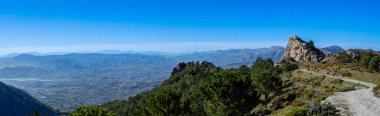 Maroma Tepesi, Sierra Tejeda, İspanya 'ya yürüyüş parkurunun panoramik görüntüsü 