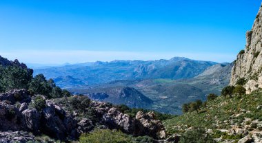 Maroma Tepesi, Sierra Tejeda, İspanya 'ya yürüyüş parkurunun panoramik görüntüsü 