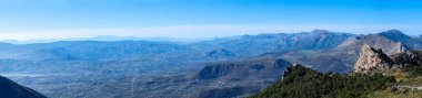 Maroma Tepesi, Sierra Tejeda, İspanya 'ya yürüyüş parkurunun panoramik görüntüsü 