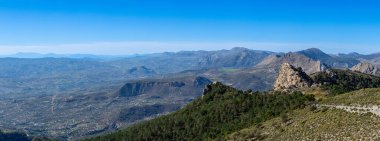 Maroma Tepesi, Sierra Tejeda, İspanya 'ya yürüyüş parkurunun panoramik görüntüsü 