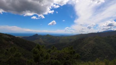 Sierra de las Nieves Ulusal Parkı, Endülüs, Güney İspanya 'da, dağların ve denizin üzerinde mavi bulutlar.