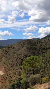 Sierra de las Nieves Ulusal Parkı, Endülüs, Güney İspanya 'da, dağların ve denizin üzerinde mavi bulutlar.