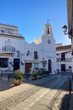 İspanya 'nın Endülüs bölgesindeki Mijas, Endülüs' teki beyaz yüzgeçli binalarıyla bilinen Costa del Sol 'a bakan büyüleyici beyaz İspanyol tepe köyü.