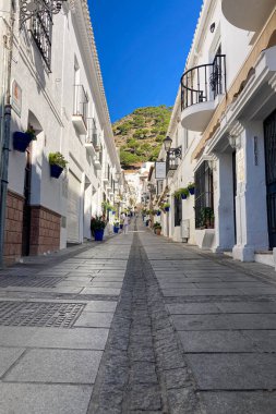 MIJAS, SPAIN - 7 Temmuz 2024: Kosta del Sol 'a tepeden bakan, İspanya' nın Endülüs kentindeki Mijas, Endülüs kentindeki beyaz yıkanmış binalar köyü ile tanınan büyüleyici beyaz İspanyol köyü