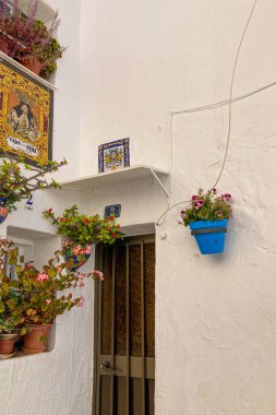 MIJAS, SPAIN - 7 Temmuz 2024: Kosta del Sol 'a tepeden bakan, İspanya' nın Endülüs kentindeki Mijas, Endülüs kentindeki beyaz yıkanmış binalar köyü ile tanınan büyüleyici beyaz İspanyol köyü