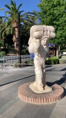 MIJAS, SPAIN - 7 Temmuz 2024: Kosta del Sol 'a tepeden bakan, İspanya' nın Endülüs kentindeki Mijas, Endülüs kentindeki beyaz yıkanmış binalar köyü ile tanınan büyüleyici beyaz İspanyol köyü