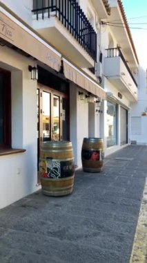 MIJAS, SPAIN - 7 Temmuz 2024: Kosta del Sol 'a tepeden bakan, İspanya' nın Endülüs kentindeki Mijas, Endülüs kentindeki beyaz yıkanmış binalar köyü ile tanınan büyüleyici beyaz İspanyol köyü