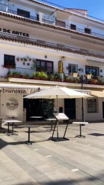 MIJAS, SPAIN - 7 Temmuz 2024: Kosta del Sol 'a tepeden bakan, İspanya' nın Endülüs kentindeki Mijas, Endülüs kentindeki beyaz yıkanmış binalar köyü ile tanınan büyüleyici beyaz İspanyol köyü