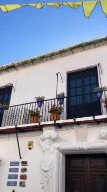 MIJAS, SPAIN - 7 Temmuz 2024: Kosta del Sol 'a tepeden bakan, İspanya' nın Endülüs kentindeki Mijas, Endülüs kentindeki beyaz yıkanmış binalar köyü ile tanınan büyüleyici beyaz İspanyol köyü