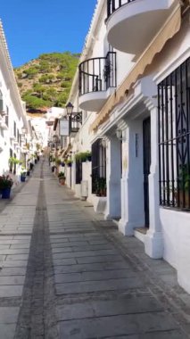 MIJAS, SPAIN - 7 Temmuz 2024: Kosta del Sol 'a tepeden bakan, İspanya' nın Endülüs kentindeki Mijas, Endülüs kentindeki beyaz yıkanmış binalar köyü ile tanınan büyüleyici beyaz İspanyol köyü
