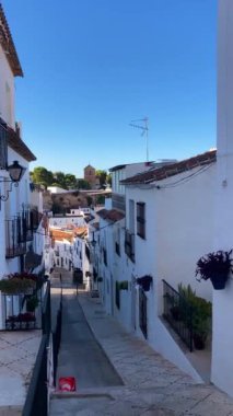 İspanya 'nın Endülüs bölgesindeki Mijas, Endülüs' teki beyaz yüzgeçli binalarıyla bilinen Costa del Sol 'a bakan büyüleyici beyaz İspanyol tepe köyü.