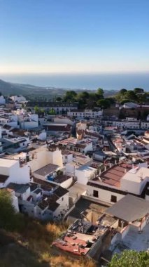 MIJAS, SPAIN - 7 Temmuz 2024: Kosta del Sol 'a tepeden bakan, İspanya' nın Endülüs kentindeki Mijas, Endülüs kentindeki beyaz yıkanmış binalar köyü ile tanınan büyüleyici beyaz İspanyol köyü
