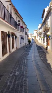 İspanya 'nın Endülüs bölgesindeki Mijas, Endülüs' teki beyaz yüzgeçli binalarıyla bilinen Costa del Sol 'a bakan büyüleyici beyaz İspanyol tepe köyü.