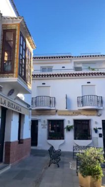 MIJAS, SPAIN - 7 Temmuz 2024: Kosta del Sol 'a tepeden bakan, İspanya' nın Endülüs kentindeki Mijas, Endülüs kentindeki beyaz yıkanmış binalar köyü ile tanınan büyüleyici beyaz İspanyol köyü