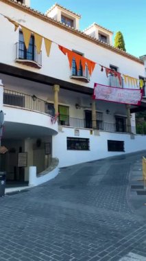 MIJAS, SPAIN - 7 Temmuz 2024: Kosta del Sol 'a tepeden bakan, İspanya' nın Endülüs kentindeki Mijas, Endülüs kentindeki beyaz yıkanmış binalar köyü ile tanınan büyüleyici beyaz İspanyol köyü